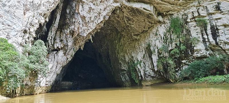 Lối vào Động Puông. Ảnh: Nhật Quang