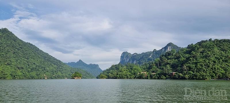 Những góc ảnh đẹp tại hồ Ba Bển. Ảnh: Nhật Quang
