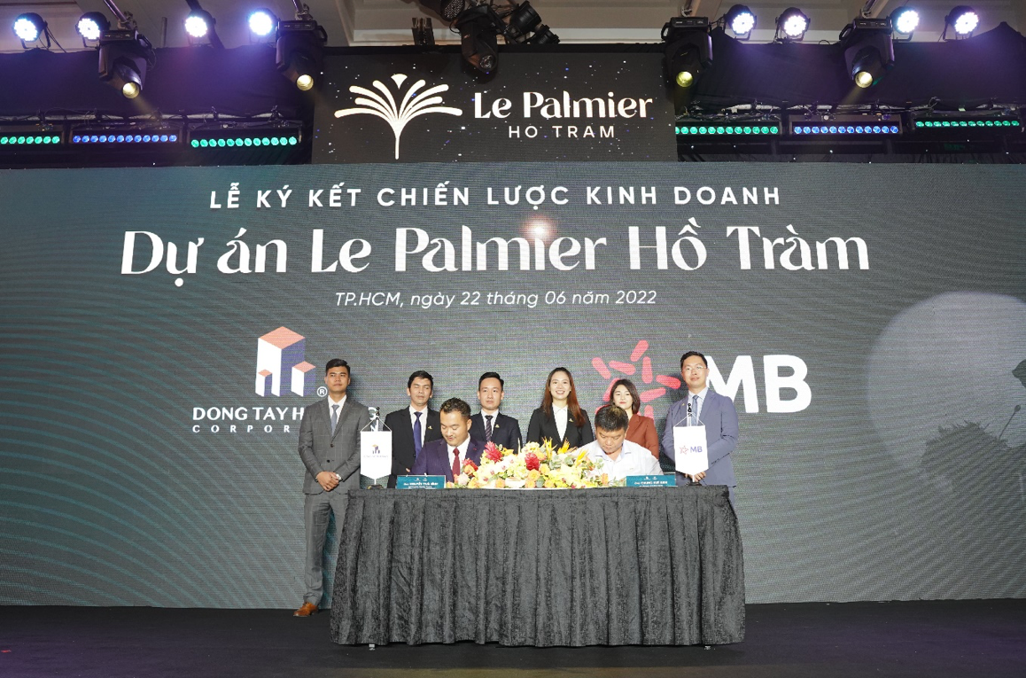 Tại lễ ra mắt Le Palmier Hồ Tràm, Đông Tây Holding đã ký kết 5 hợp đồng hợp tác chiến lược với Đông Tây Hospitality; Đông Tây Land; MB Bank; Chứng khoán Thành Công và Adavigo.