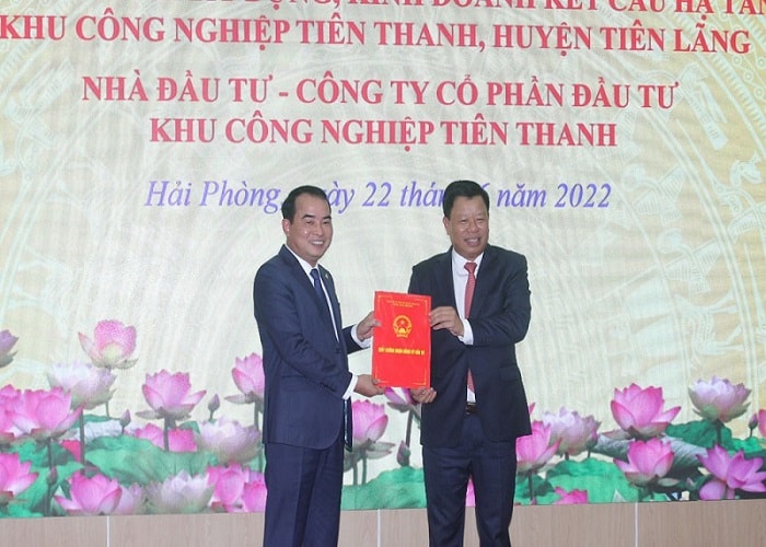 Ông Nguyễn Văn Bình, Chủ tịch HĐQT Công ty CP Đầu tư KCN Tiên Thanh nhận giấy chứng nhận đăng ký đầu tư từ Ban Quản lý Khu kinh tế Hải Phòng ngày 22/6