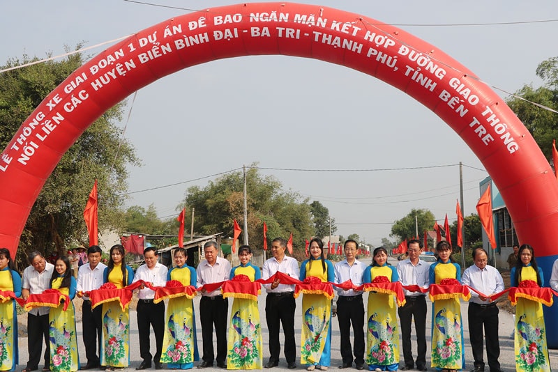  Cắt băng thông xe tuyến đê bao ngăn mặn kết hợp đường giao thông nối liền ba huyện Bình Đại - Ba Tri - Thạnh Phú giai đoạn 1.