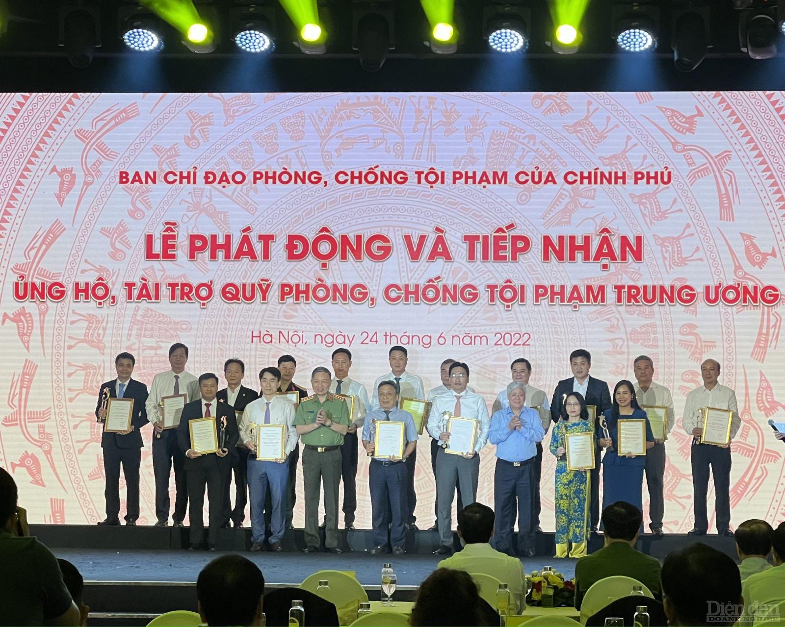 Bộ trưởng Tô Lâm và đồng chí Đỗ Văn Chiến chụp ảnh kỷ niệm với đại diện các ngân hàng, doanh nghiệp, tổng công ty đã ủng hộ Quỹ PCTP Trung ương.