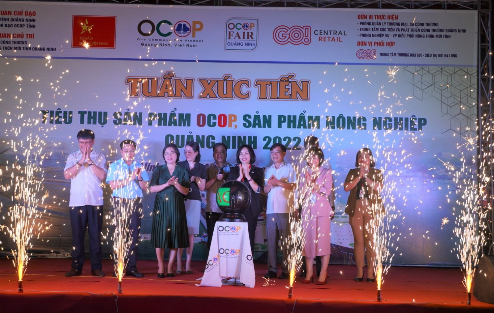 1 Nghi thức Khai mạc “Tuần Xúc tiến tiêu thụ sản phẩm OCOP, sản phẩm nông sản Quảng Ninh năm 2022” tại Trung tâm Thương mại GO! Hạ Long.