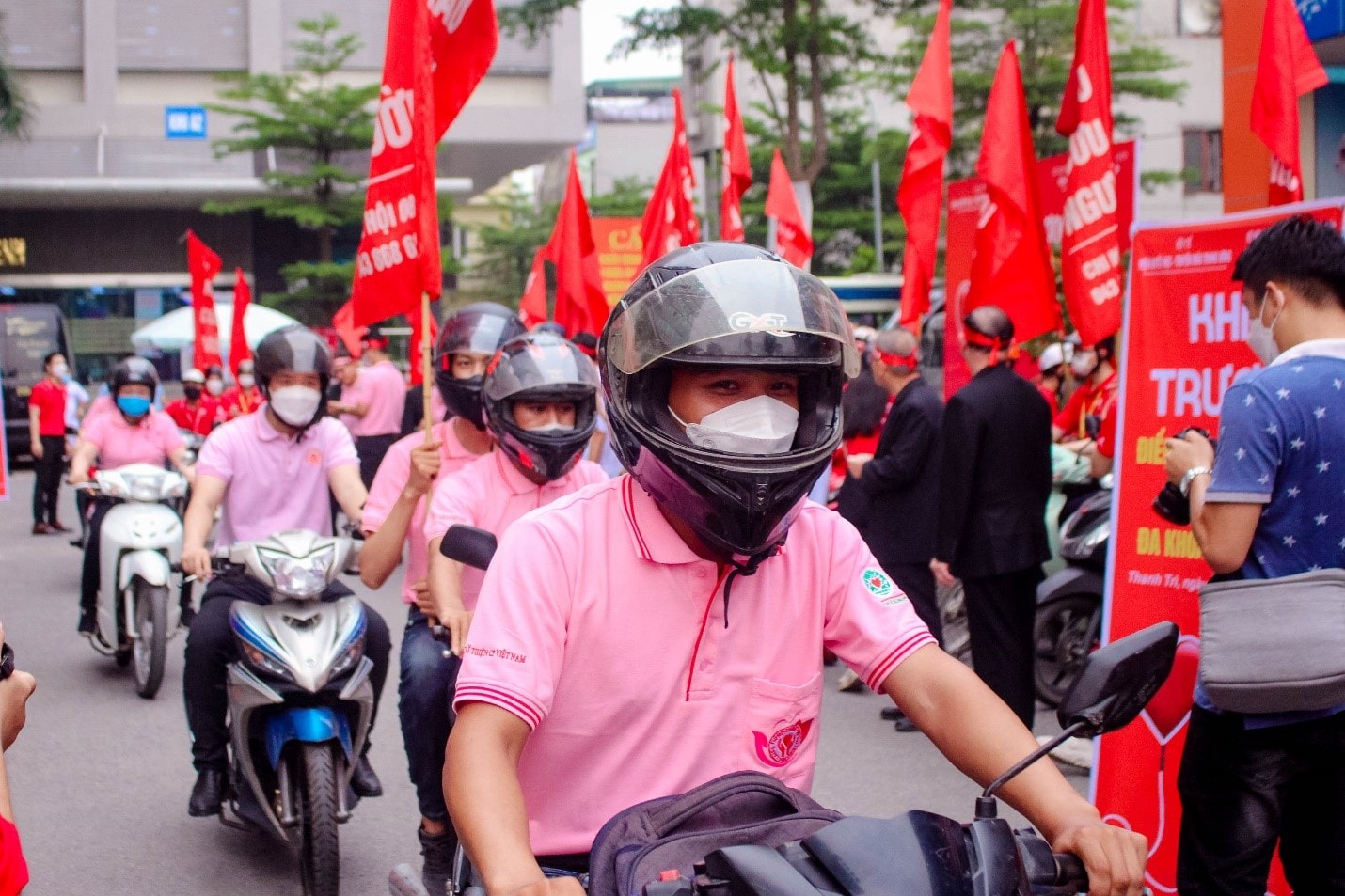 Áo hồng tình nguyện CPV tham gia diễu hành tại chương trình.