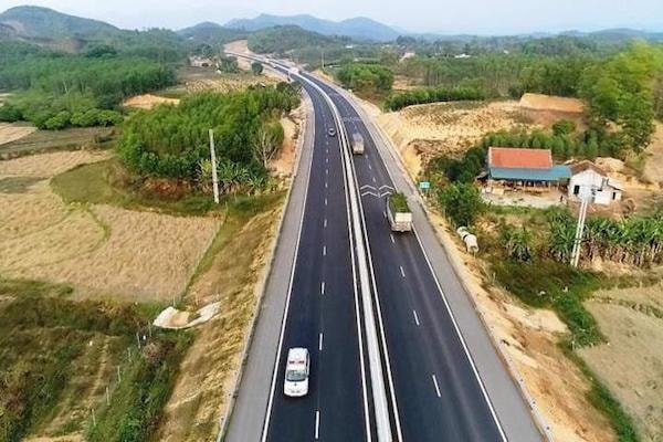 đoạn tuyến Sơn La - Điện Biên - cửa khẩu Tây Trang thuộc tuyến cao tốc Hà Nội - Hòa Bình - Sơn La - Điện Biên có chiều dài 200km, quy mô 4 làn xe, dự kiến đầu tư giai đoạn sau năm 2030.