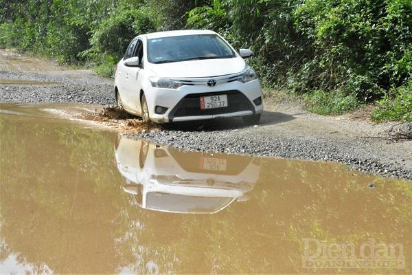Nhiều đoạn đường bị xuống cấp. Ảnh: Tuấn Vỹ