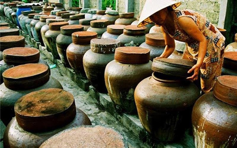 hơn 4.200 cơ sở sản xuất nước mắm với sản lượng trung bình đạt gần 380 triệu lít/năm. Thế nhưng tỷ lệ xuất khẩu chỉ đạt khoảng 12,6% tổng sản lượng sản phẩm sản xuất hàng năm