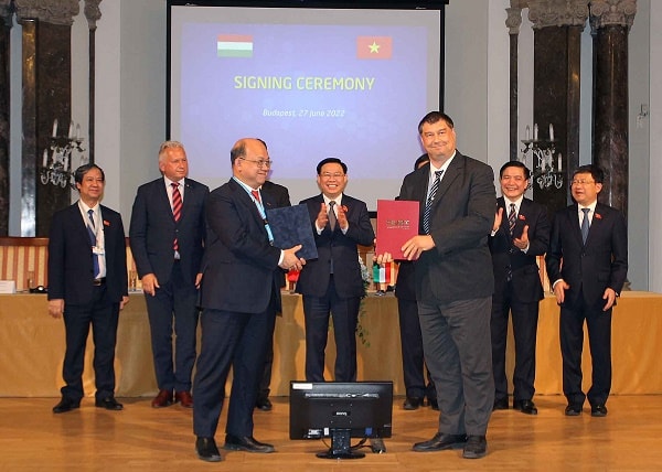 Chủ tịch Quốc hội Vương Đình Huệ, lãnh đạo các cơ quan hữu quan của Việt Nam và Hungary đã chứng kiến lễ trao 9 Biên bản ghi nhớ (MOU) hợp tác giữa các trường đại học của hai nước. 