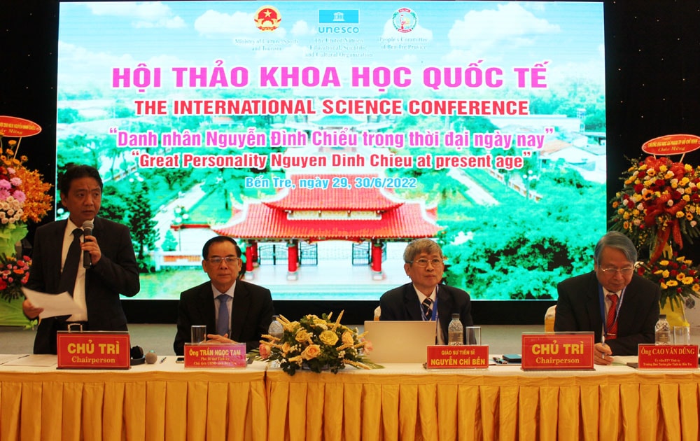 Chủ trì hội thảo. 