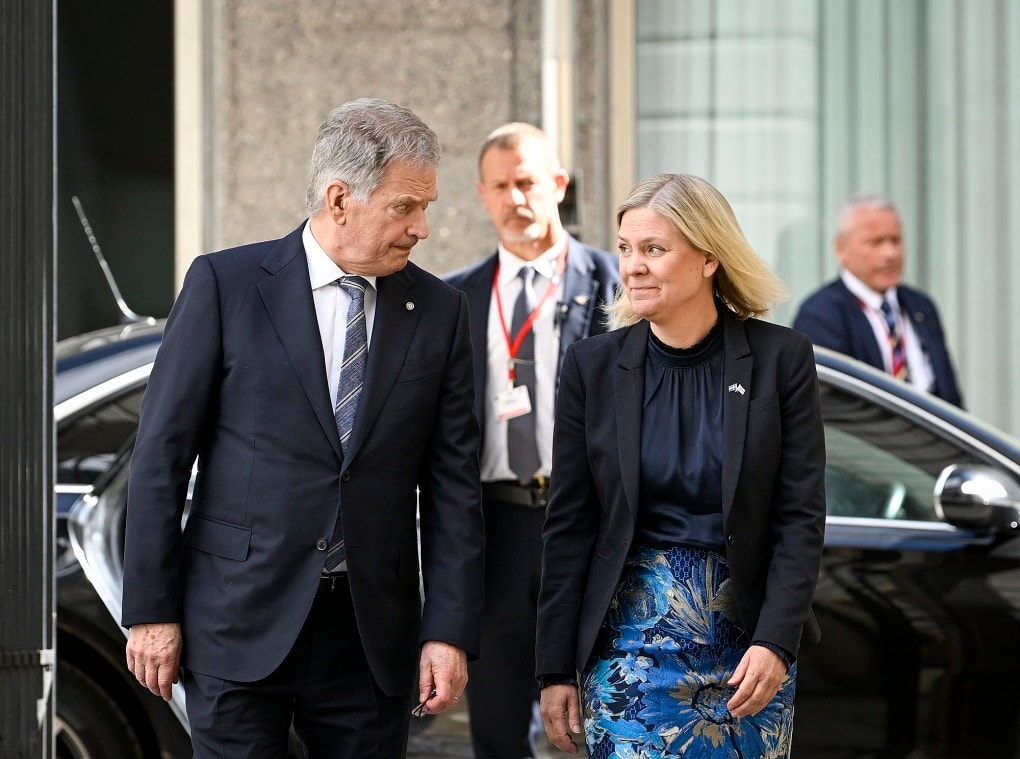 Tổng thống Phần Lan Sauli Niinisto (trái) và Thủ tướng Thụy Điển Magdalena Andersson tại Stockholm hôm 17/5. Ảnh: AFP.