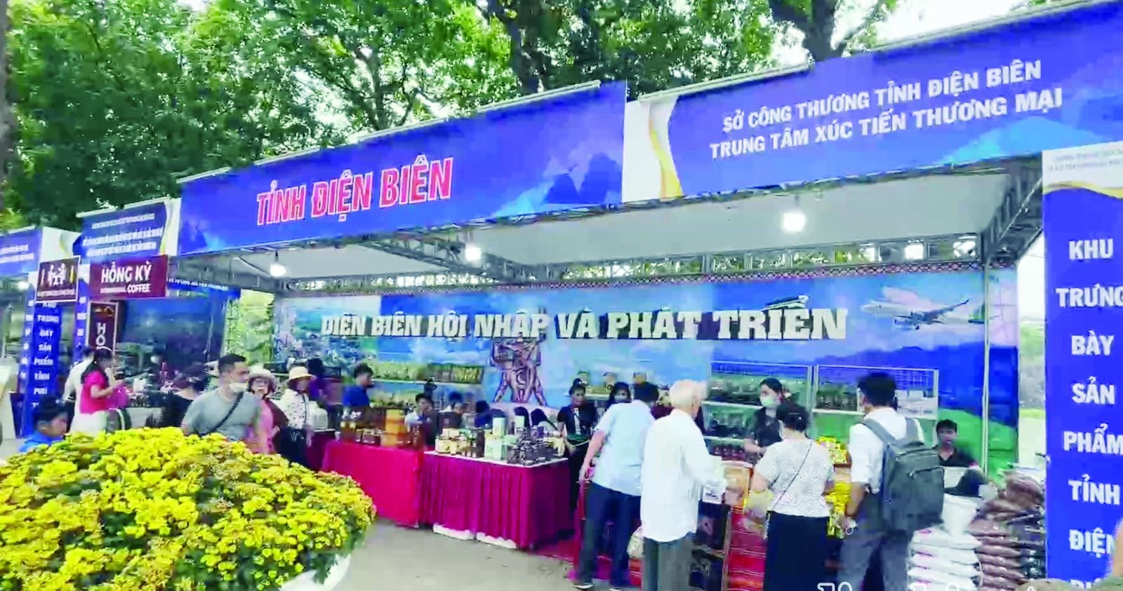  Gian trưng bày, giới thiệu sản phẩm của tỉnh Điện Biên tại khu phố đi bộ, hồ Hoàn Kiếm, Hà Nội.