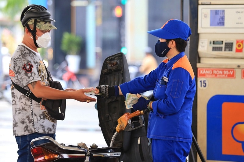 Giá xăng, dầu liên tục tăng cao thời gian qua đã tạo ra những áp lực chi phí cho người dân, doanh nghiệp - Ảnh minh họa