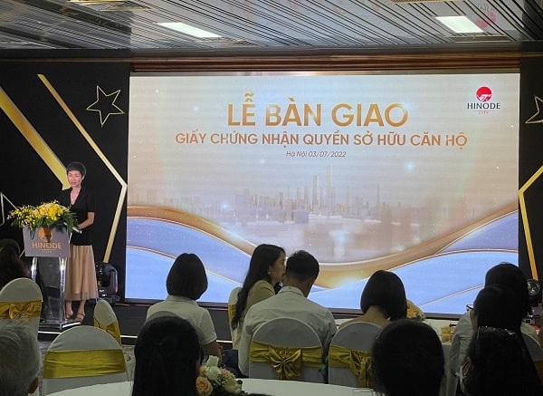 Bà Lê Hải Yến, Phó Giám đốc Công ty Cổ phần Kinh doanh Nhà Hinode Home phát biểu tại Lễ bàn giao Giấy chứng nhận quyền sở hữu căn hộ.