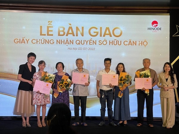 Cư dân vui mừng khi nhận được Giấy chứng nhận quyền sở hữu căn hộ.