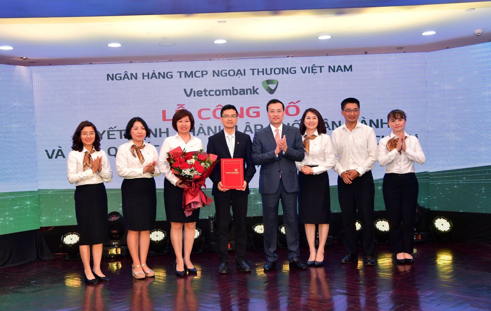 Ông Phạm Quang Dũng - Chủ tịch HĐQT Vietcombank (thứ tư từ phải sang) trao quyết định thành lập Khối Vận hành cho ông Trần Thanh Nam - Giám đốc Khối vận hành và các trưởng đơn vị thuộc Khối Vận hành