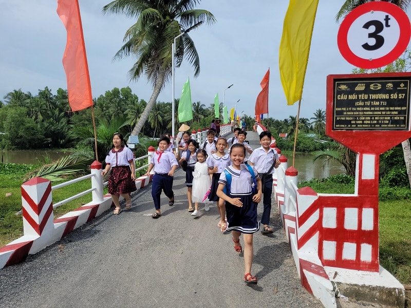 Niềm vui của các em học sinh khi được đến trường nhanh chóng và an toàn