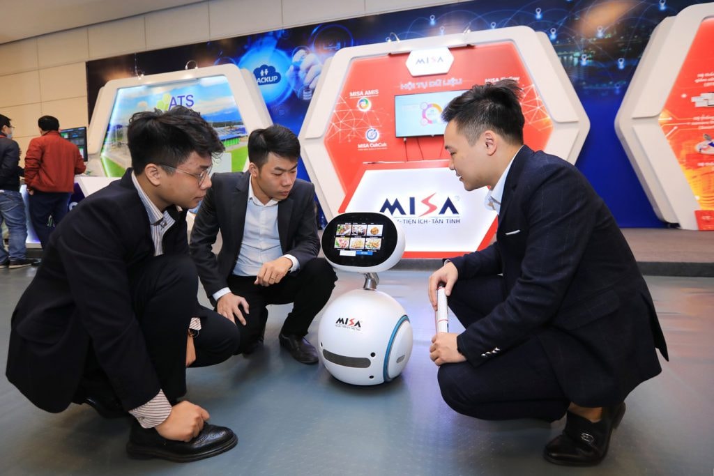  Giới thiệu sản phẩm Robot MISA CukCuk tại triển lãm Make in Vietnam.