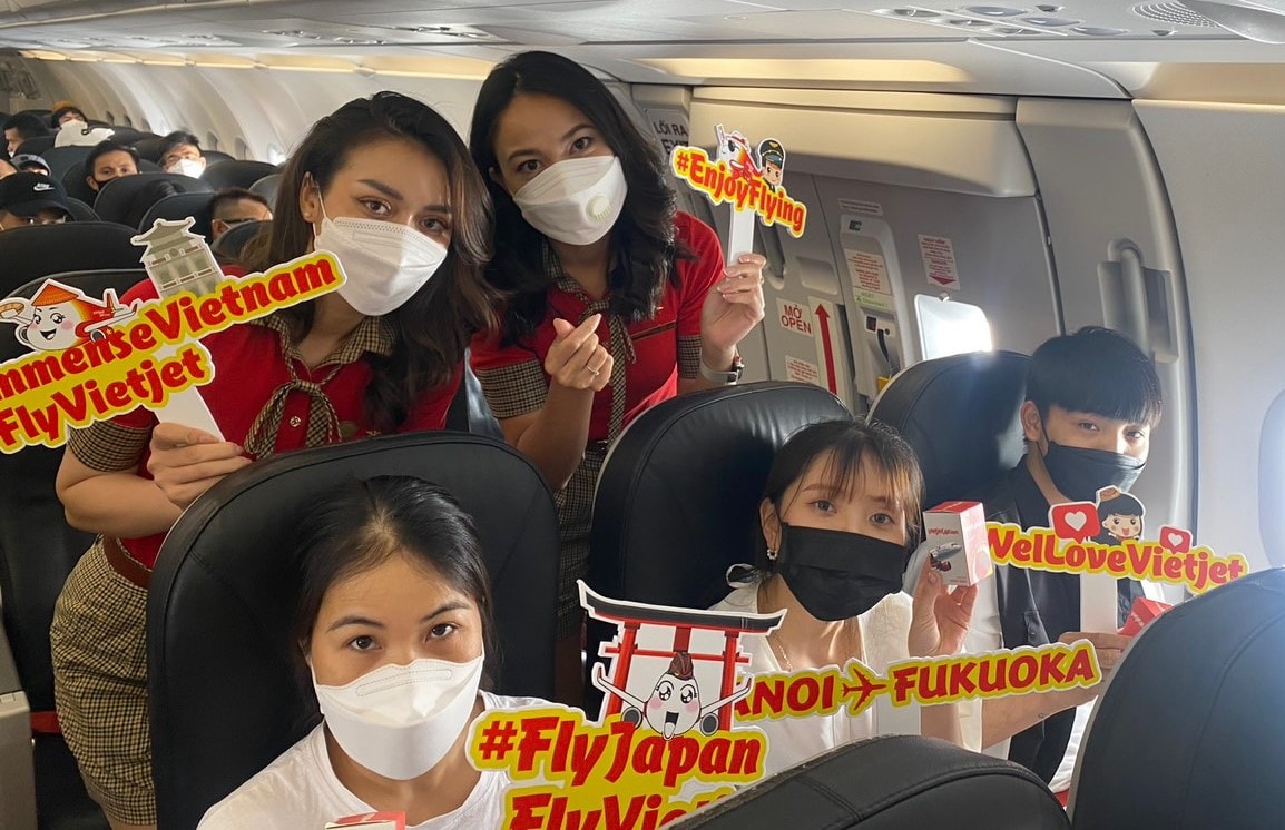 Hành khách vui vẻ, hào hứng trên chuyến bay Vietjet