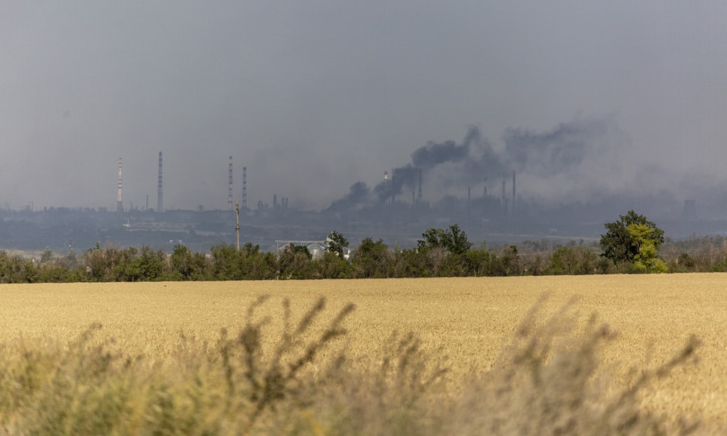 Các cột khói bốc lên từp/Lysychansk, miền đông Ukraine, hôm 1/7. Ảnh: AFP.