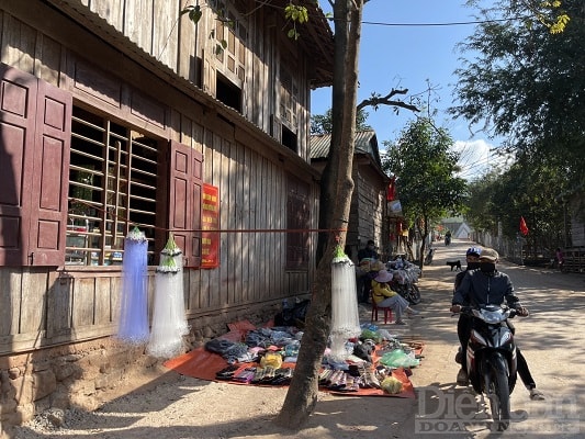 Hai xã vùng biên giới là Tân Trạch và Thượng Trạch (thuộc huyện Bố Trạch) đang sử dụng điện từ nguồn năng lượng mặt trời và chưa có điện lưới quốc gia.