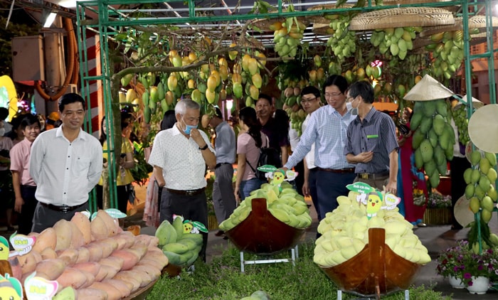 du khách tham quan khu trưng bày, giới thiệu và quảng bá thương hiệu “Xoài Cao Lãnh”