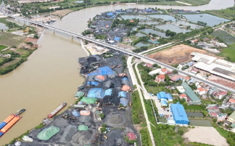 Những bãi than vi phạm bến bãi quanh cầu Tuần Mây