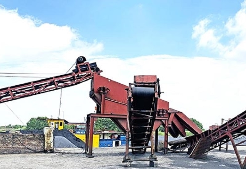 Máy móc ở khu vực bến bãi của Công ty TNHH Trường Thành Công đã dừng hoạt động (Báo HD)