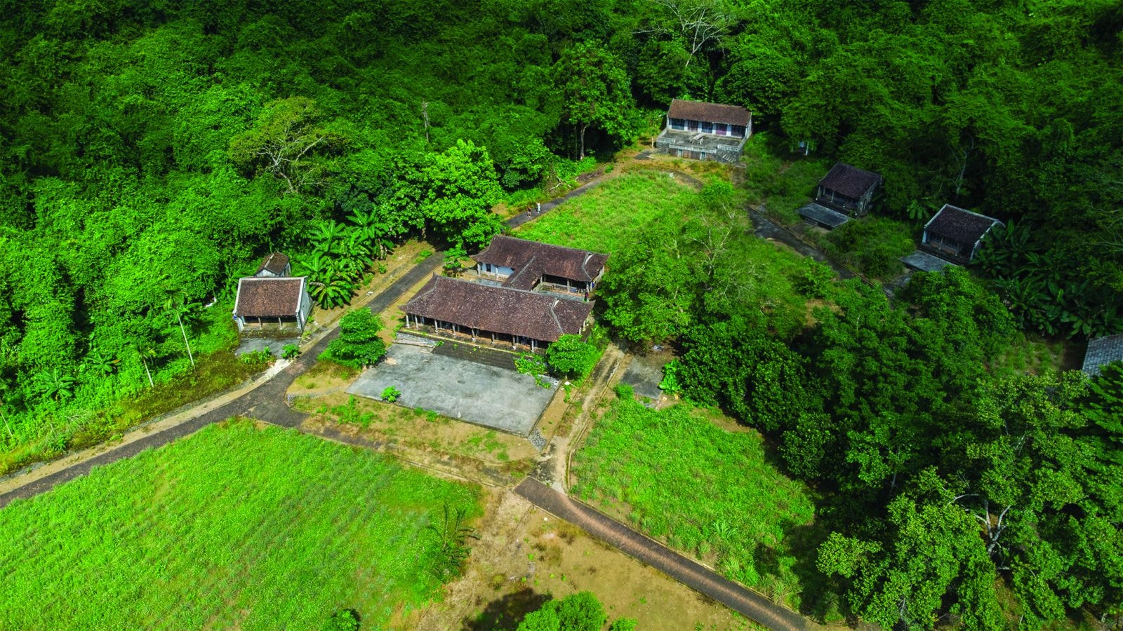  Làng chài Việt Hải chỉ vỏn vẹn có khoảng 100 nóc nhà, như một ốc đảo nhỏ bé giữa quần đảo Cát Bà hùng vĩ .