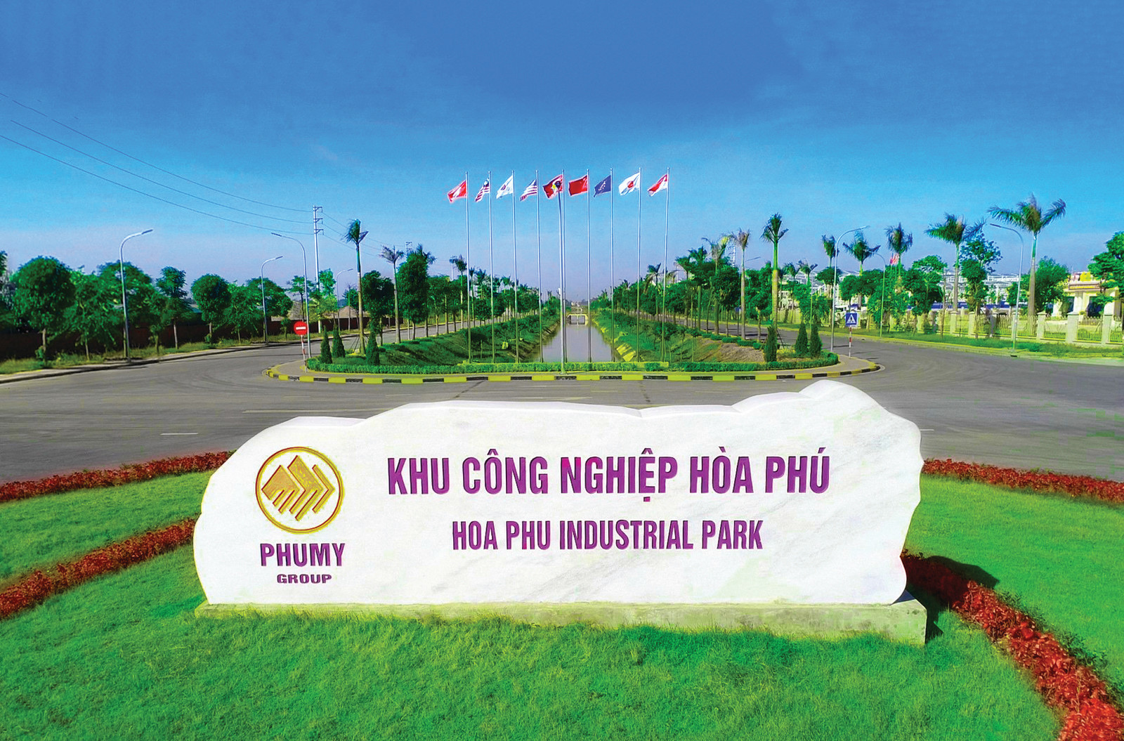   KCN Hòa Phú với điểm nhấn là hệ thống giao thông đồng bộ, hệ thống cấp nước sạch và xử lý nước thải hiện đại và cảnh quan cây xanh