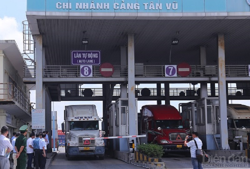 Tại Chi nhánh Cảng Tân Vũ, việc đầu tư hệ thống cổng thông minh (Smart Gate) giúp tự động kiểm tra phương tiện và container nhập xuất qua cổng, Tự động nhận dạng số container, biển số xe và biển số rơ moóc; tự động kiểm soát về tải trọng của xe vận chuyển và rơ moóc; tự động ghi hình tình trạng container, lưu trữ hình ảnh có chất lượng cao để phục vụ công tác tra cứu.