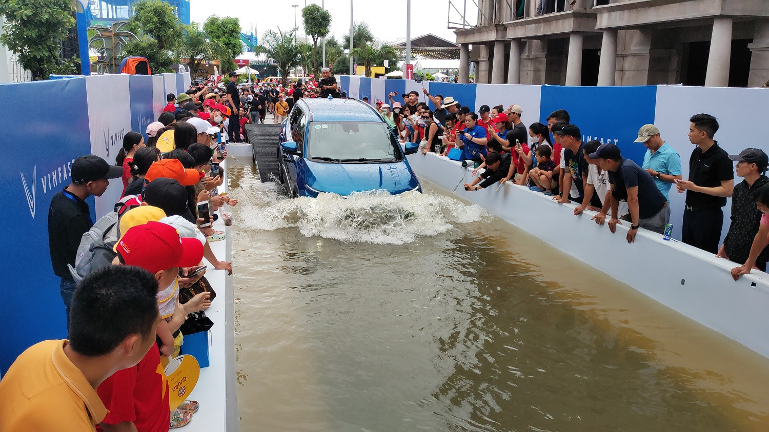 Quãng đường ngập sâu tới 0,5m, cao hơn nửa bánh xe, được coi là một “mối đe dọa” với ô tô, đặc biệt là các dòng xe sử dụng động cơ đốt trong. Nguyên do vì vị trí cổ gió hay ống xả trên xe xăng, dầu khiến nước dễ tràn vào khoang động cơ gây chết máy, thậm chí gây hỏng cả động cơ, hộp số. Việc sửa chữa xe thủy kích có thể tốn cả trăm triệu đồng và khiến xe mất giá lớn khi chủ xe cần bán.p/