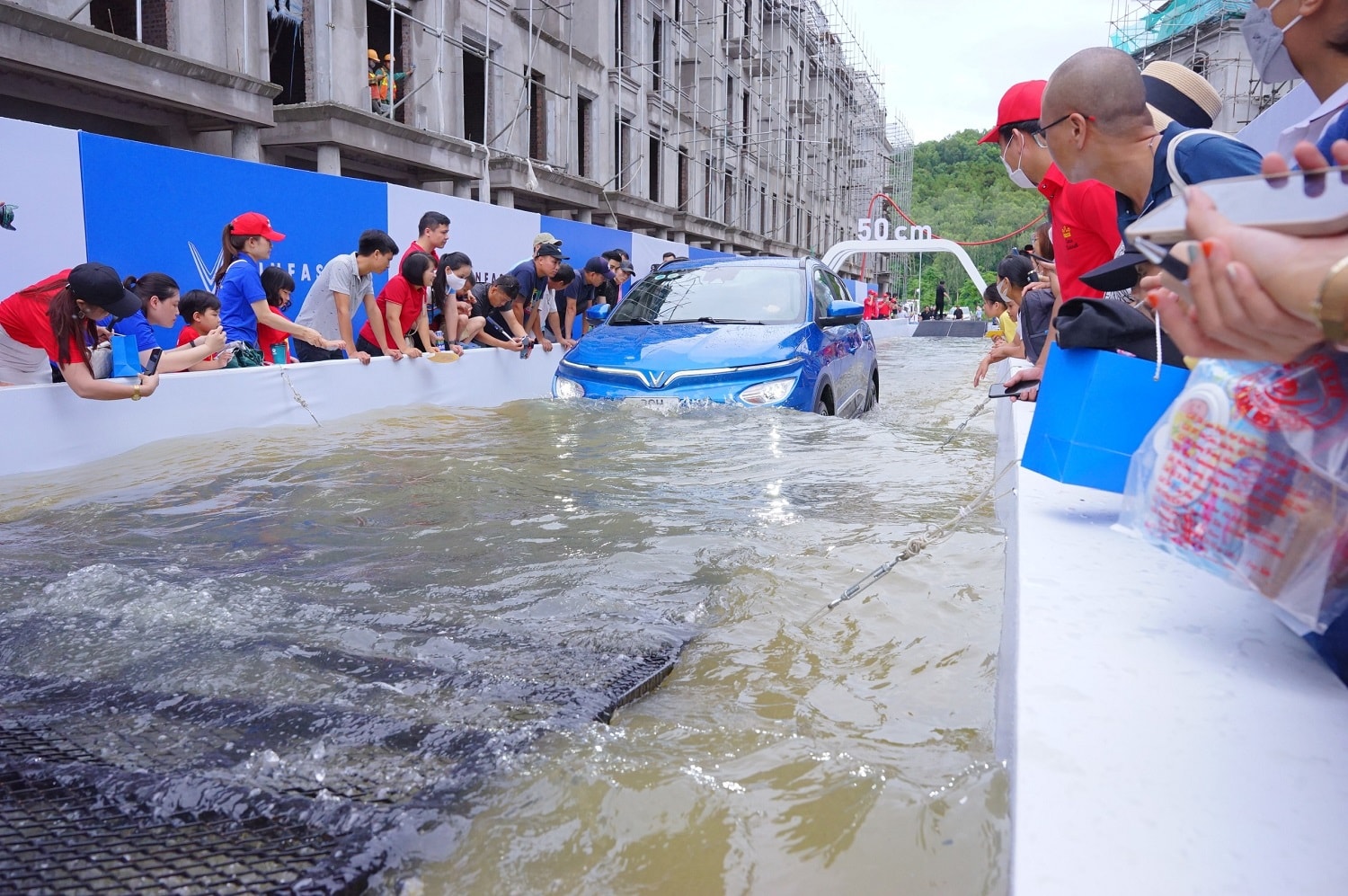 “Với xe xăng thì 0,5m là nước đã tràn vào cổ hút rồi chứ xe khó có thể hoạt động bình thường được như VF e34. Cách đây mấy ngày Hà Nội ngập, dù chưa đến nửa mét nhiều xe còn không dám đi qua”, anh Chu Minh Tài (Hà Nội), một chủ xe tham dự sự kiện, chia sẻ. 