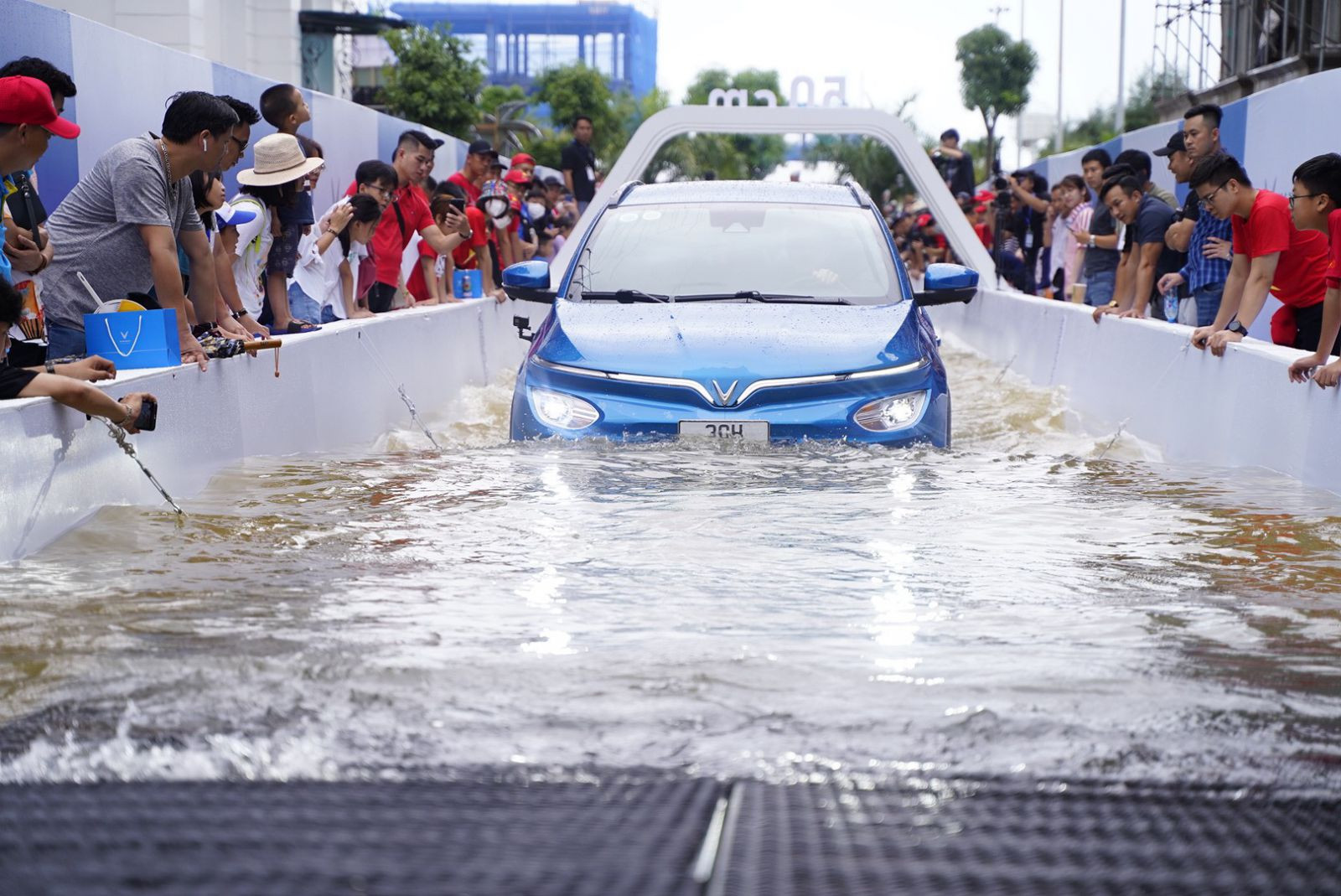 Với khả năng vận hành bền bỉ cùng ưu điểm chống nước vượt trội, VF e34 được đánh giá là sự lựa chọn tốt cho việc di chuyển tại đô thị lớn tại Việt Nam, nơi cứ hễ mưa là ngập. “Tôi đã chạy VF e34 được 3 tháng và đến thời điểm này thì có thể khẳng định lựa chọn của mình là hoàn toàn đúng đắn. Tôi cũng không có ý định quay trở lại xe xăng nữa”, chị Lê Thị Huyền Trang (Nghệ An) khẳng định. 