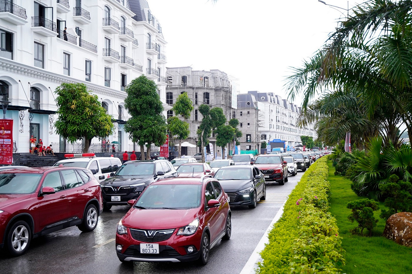 Chương trình “Xếp xe kỷ lục hình bản đồ Việt Nam” xác lập một kỷ lục mới với sự tham gia của 1.700 chiếc ô tô từ khắp cả nước. Trong đó, cộng đồng VinFast gây ấn tượng lớn với khoảng 1.000 xe tham gia, cho thấy sự phát triển rất mạnh mẽ của một trong những cộng đồng người dùng ô tô lớn nhất Việt Nam hiện nay. 