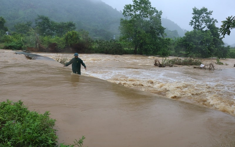 Người dân vượt lũ qua sông