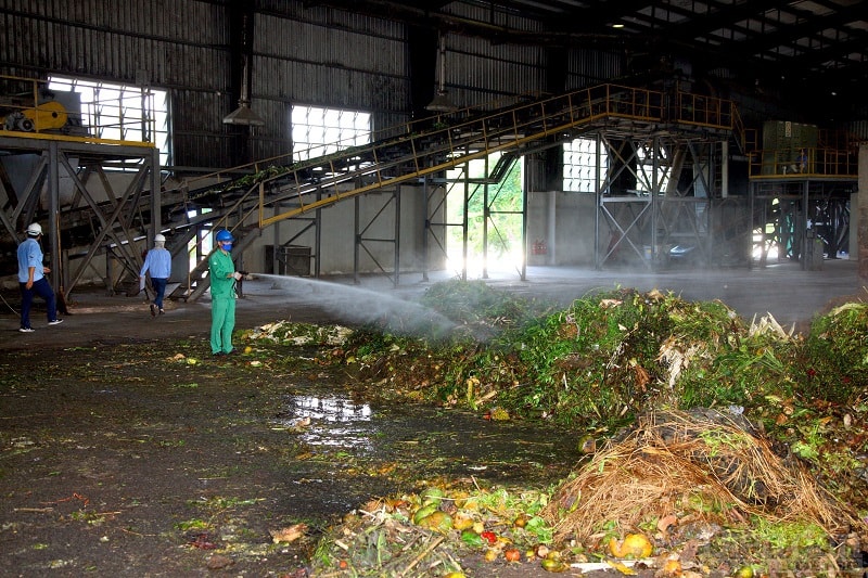 Công nhân làm việc tại nhà máy xử lý chất thải tại Khu xử lý chất thải rắn Tràng Cát