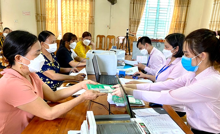  Ngân hàng CSXH Phú Thọ triển khai, rà soát, hướng dẫn đối tượng thụ hưởng gói hỗ trợ lãi suất 2% đối với các khoản vay. (Ảnh: Báo Phú Thọ)
