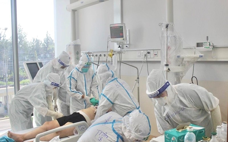nhân viên y tế và các tình nguyện viên tham gia công tác phòng, chống dịch COVID-19 trên địa bàn TP.HCM, bà Như cho biết Sở Y tế thành phố dự kiến số lượng khen thưởng khoảng 40.000 nhân viên y tế, tình nguyện viên tham gia phòng, chống dịch COVID-19 trên địa bàn thành phố với tổng kinh phí ước khoảng 19 tỉ đồng. Sở Y tế TP.HCM đã hoàn thành danh sách nhân viên y tế nhận giấy khen. Tuy nhiên, “hiện Sở Y tế thành phố chưa thể gửi giấy khen và tiền thưởng đến tất cả các nhân viên y tế tham gia phòng, chống dịch trên địa bàn thành phố vì chưa có nguồn kinh phí để thực hiện” - bà Như nói.