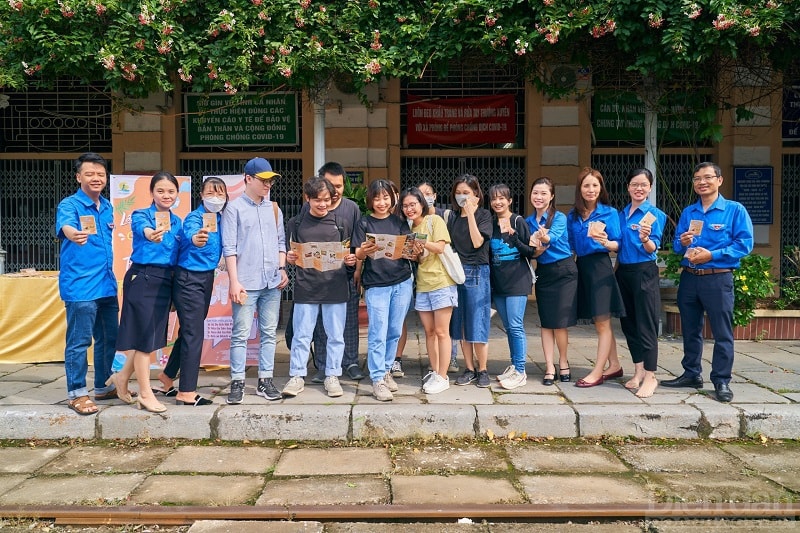 Du khách đến từ Hà Nội chụp ảnh check-in tại ga Hải Phòng trước khi tham gia trải nghiệm Food tour Hải Phòng