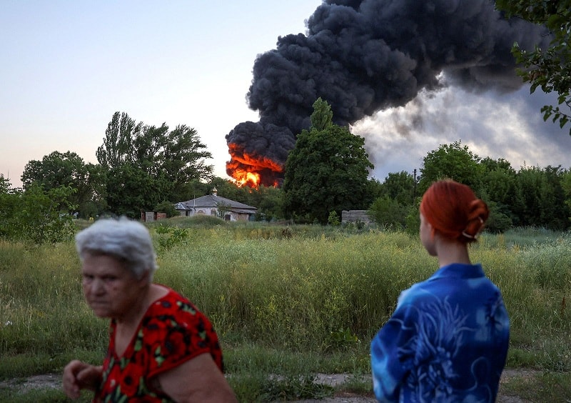 Cư dân địa phương đứng nhìn khi khói bốc lên sau cuộc pháo kích ở Donetsk, Ukraine, ngày 7/7.Alexander Ermochenko / Reuters