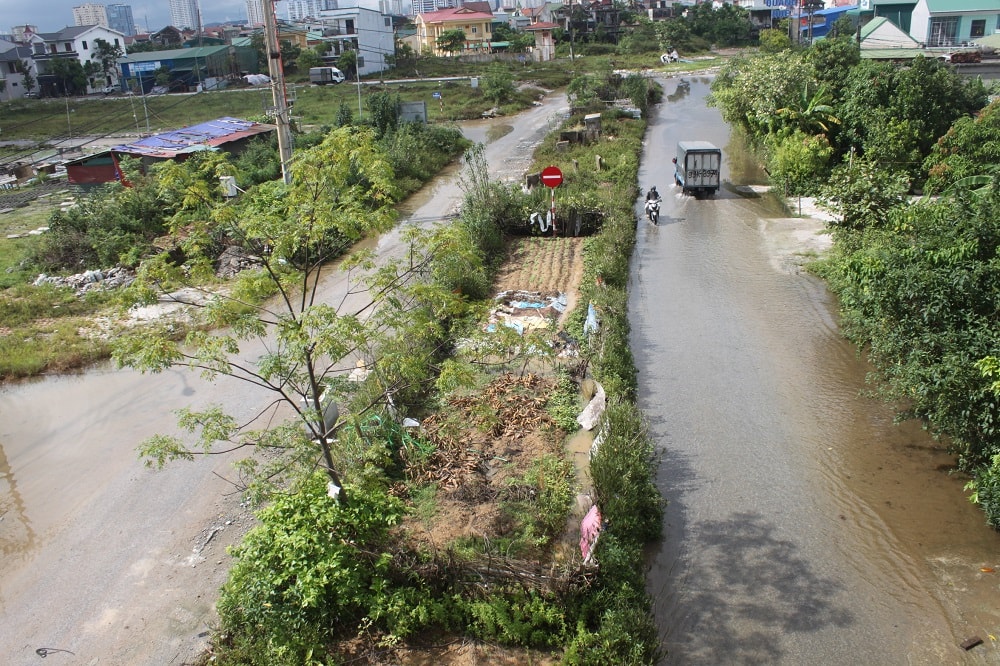 500m đường Lê Ninh thi công dở dang nhiều năm nên mỗi khi có mưa lớn nước ứ đọng cả tuần lễ