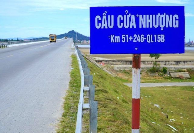 Cầu Cửa Nhượng bắc qua cửa biển Cửa Nhượng, nối liền 2 xã Cẩm Nhượng - Cẩm Lĩnh, huyện Cẩm Xuyên