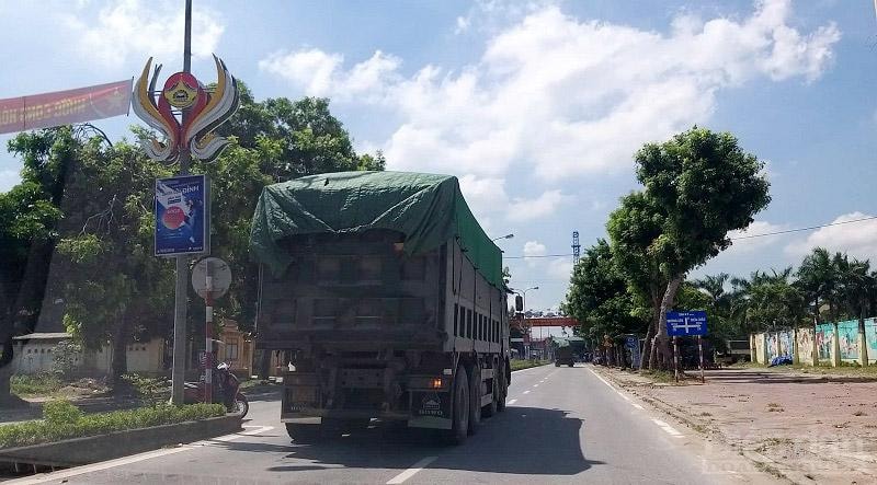 Hàng ngày, xuất hiện nhiều xe chở vật liệu xây dựng có dấu hiệu quá tải chạy qua thị trấn Đô Lương, tỉnh Nghệ An