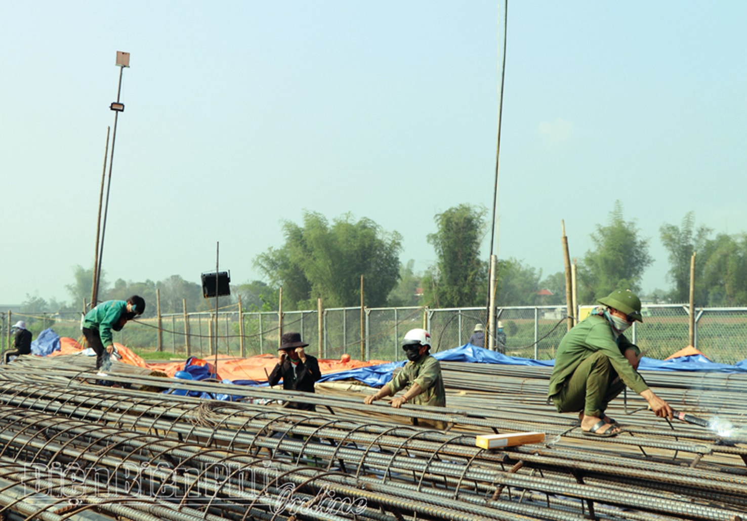  Công nhân Công ty TNHH Xây dựng và Thương mại số 6 thi công gói thầusố 1, Dự án Đường giao thông kết nối các khu vực kinh tế trọng điểm thuộc vùng kinh tế dọc trục quốc lộ 279 và quốc lộ 12 tại xã Thanh Xương (huyện Điện Biên).