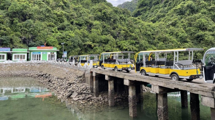  Nhiều xe điện không phép hoạt động tại đảo Việt Hải, huyện Cát Hải, TP. Hải Phòng.