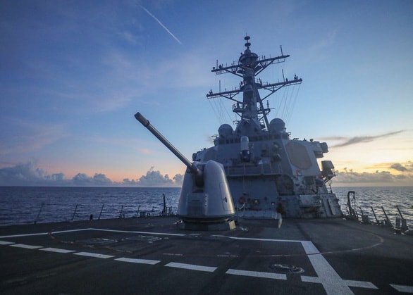 Tàu khu trục USS Benfold của Hải quân Mỹ - Ảnh: REUTERS