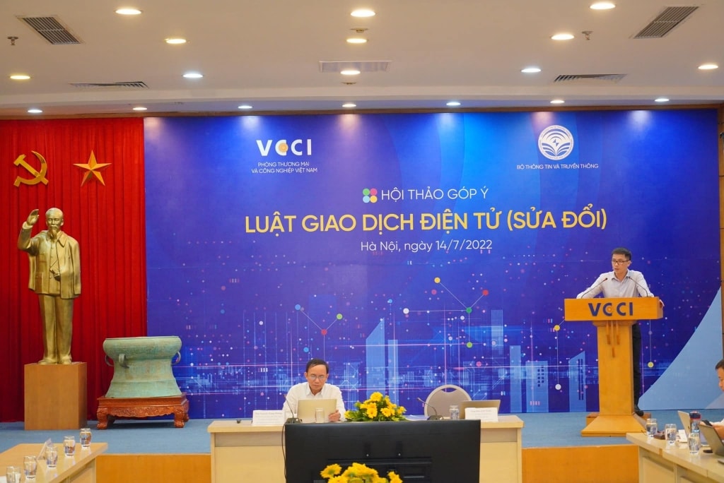 Ông Đậu Anh Tuấn, Phó Tổng thư ký, Trưởng Ban Pháp chế (VCCI) cho rằng, Luật Giao dịch điện tử ra đời từ năm 2005, đã thể hiện vai trò quan trọng, góp phần phát triển kinh tế - xã hội và đưa ứng dụng khoa học - công nghệ vào cải cách hành chính mạnh mẽ.