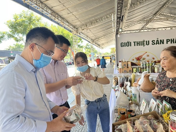 Khách hàng tìm hiểu thông tin trên sản phẩm tại gian hàng đặc sản các tỉnh thành