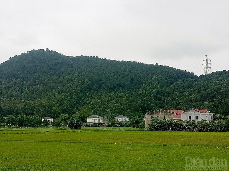 Hàng chục hộ dân sinh sống dưới núi Đại Huệ sống trong tâm trạng bất ai vì vết nứt trên núi