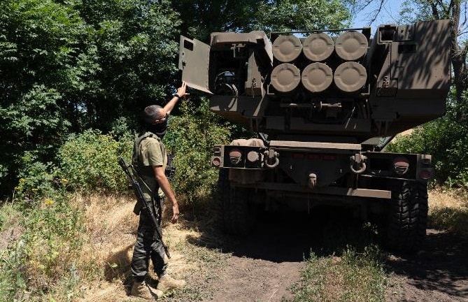 Hệ thống tên lửa HIMARS do Mỹ viện trợ đã giúp Ukraine tấn công nhiều mục tiêu của Nga từ xa.